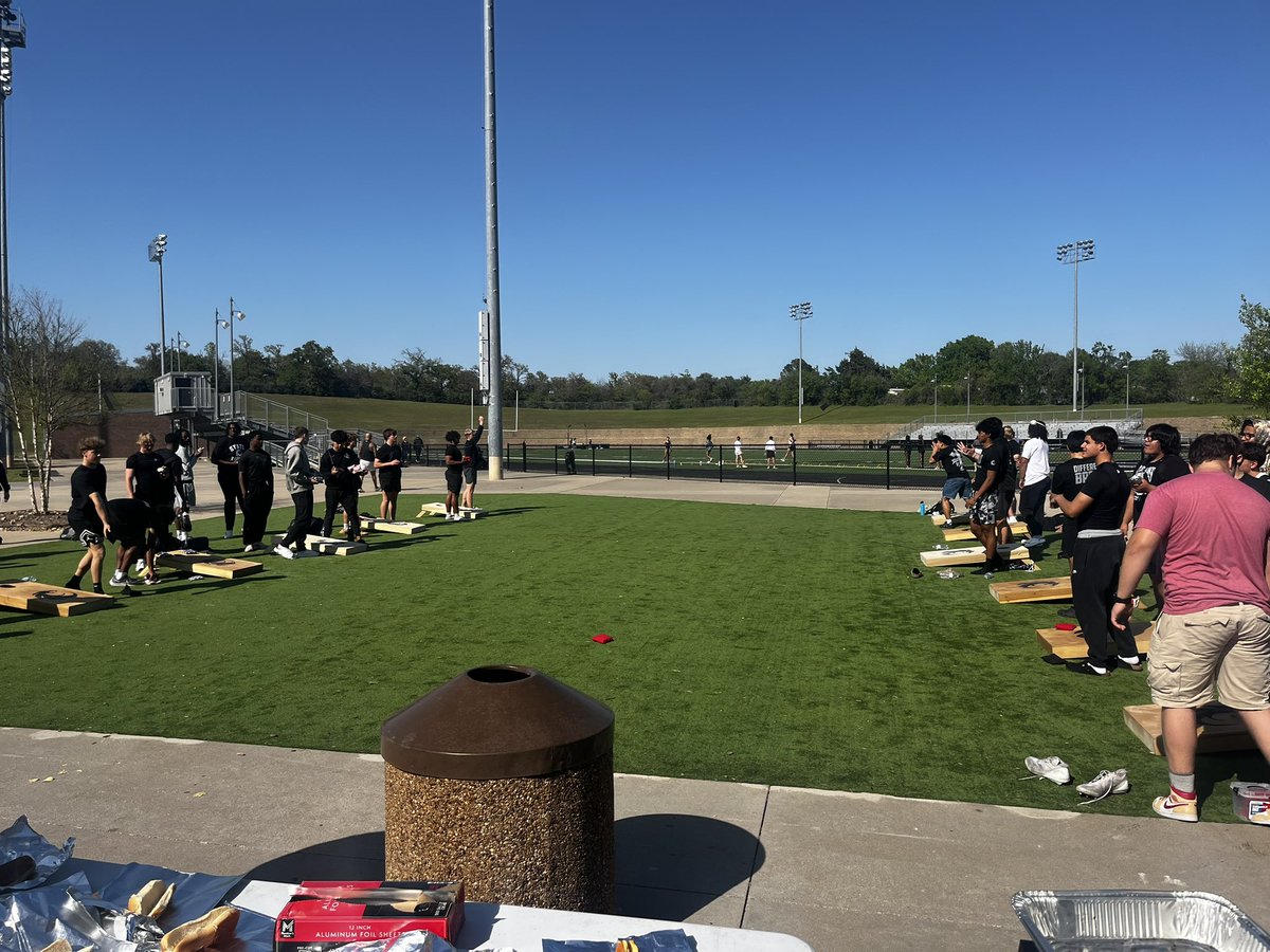 DentonGuyer_FB's tweet image. 𝟮𝟬𝟮𝟱 𝗪𝗶𝗹𝗱𝗰𝗮𝘁 𝗕𝗕𝗤

The boys got together for BBQ, cornhole, &amp;amp; to watch @GuyerSoftball &amp;amp; @Guyer_Baseball get big district W’s. 

A huge thanks to the parents who helped organize, cook, &amp;amp; help serve. The Southside is a special place!

#Southside | #DifferentBreed