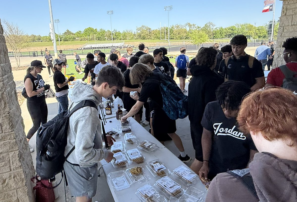DentonGuyer_FB's tweet image. 𝟮𝟬𝟮𝟱 𝗪𝗶𝗹𝗱𝗰𝗮𝘁 𝗕𝗕𝗤

The boys got together for BBQ, cornhole, &amp;amp; to watch @GuyerSoftball &amp;amp; @Guyer_Baseball get big district W’s. 

A huge thanks to the parents who helped organize, cook, &amp;amp; help serve. The Southside is a special place!

#Southside | #DifferentBreed