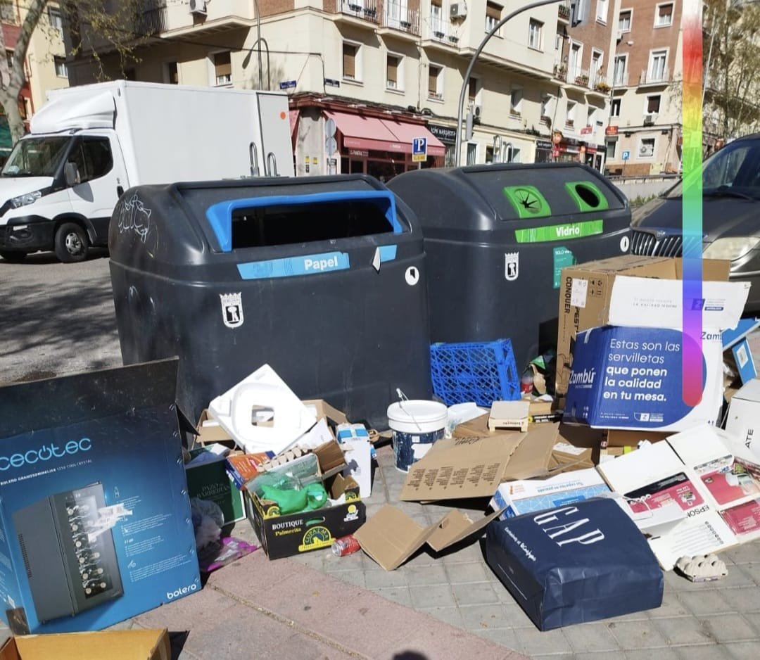 Esta es la idea de ciudad que tiene la concejala presidente <a href="/MalvarezNadia/">Nadia Álvarez</a> para #CiudadLineal.
Estado de los contenedores en la calle Virgen del Portillo esquina con Virgen del Sagrario.
<a href="/JMDCiudadLineal/">Distrito Ciudad Lineal</a> <a href="/Lineamadrid/">Línea Madrid</a>