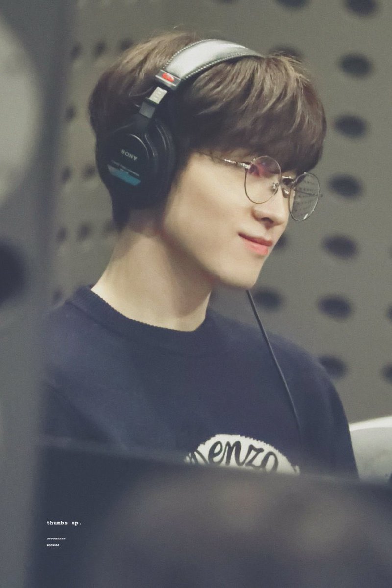 on7ww7's tweet photo. 원우 동글이 안경은 참 좋은느낌을 준다 ,,, https://t.co/JvTevx27Ru