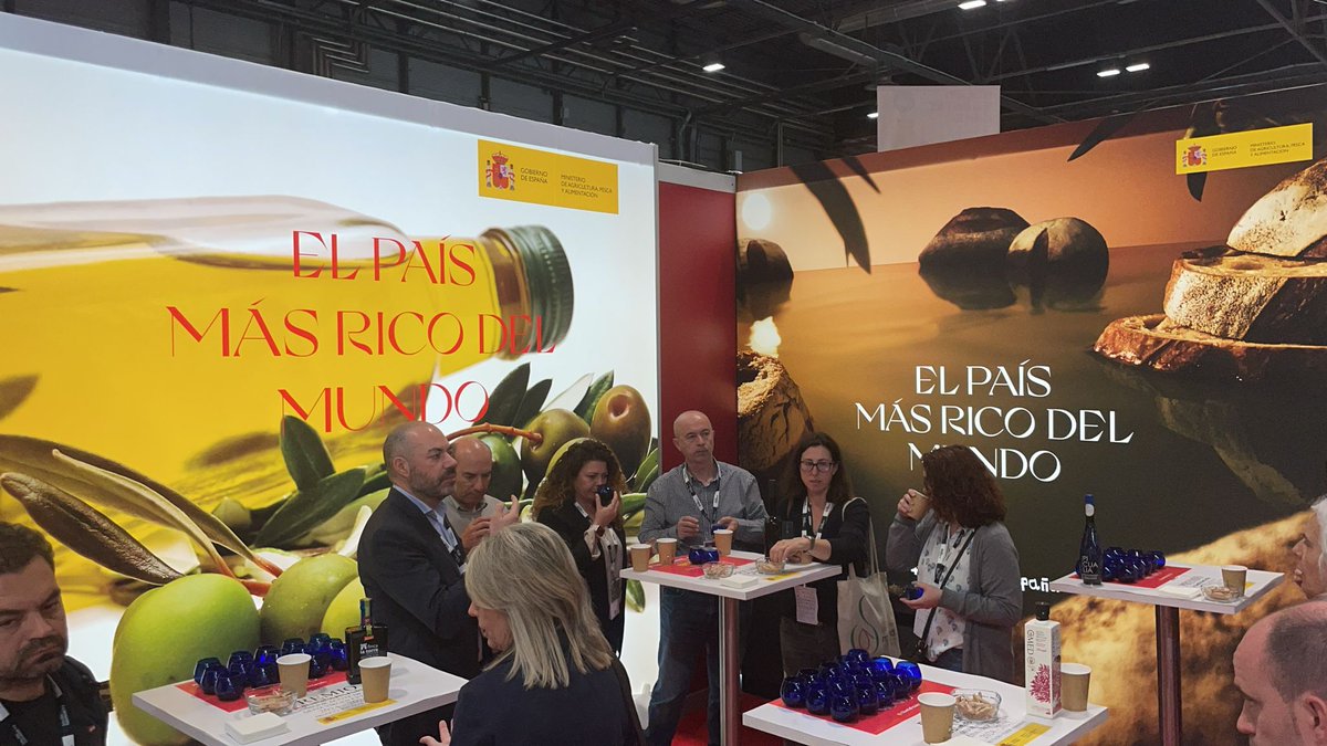 En el Túnel del AOVE de Salón Gourmets, el panel de catadores oficiales de la <a href="/ComunidadMadrid/">Comunidad de Madrid</a>  pone a prueba su experiencia sensorial con algunos de los mejores AOVEs con PREMIOS #alimentosdeespaña

<a href="/alimentosdespa1/">alimentosdespaña</a> #AOVE