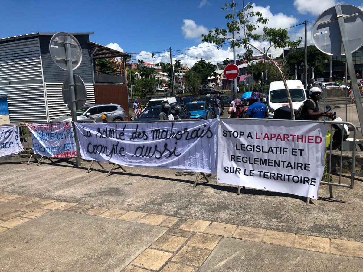 RevPermanente's tweet photo. 🔺 LOI MAYOTTE - Alors que l’Assemblée vient d’adopter une nouvelle restriction du droit du sol à Mayotte, ce nouveau projet de loi - censé permettre la reconstruction de l'île dévastée après Chido - va poursuivre l'offensive réactionnaire du gouvernement par une série de mesures anti-pauvres et anti-migrants. Parmi ces mesures, le durcissement des conditions d’accès au séjour, la généralisation de l’enfermement des mineurs, le retrait des titres de séjour des parents étrangers lorsque leurs enfants sont définis comme « menace pour l’ordre public » ou encore l'adoption de dispositions facilitant la destruction des habitats informels dits illégaux pour intensifier la destruction des quartiers pauvres sous couvert de la loi Elan. Un saut répressif sans précédent qui vise de nouveau à faire payer aux étrangers la situation chaotique de l’île après Chido, alors que la préfecture est fermée depuis des mois et bloquée par le collectif des citoyens 2018 qui empêche toute entrée et renouvellement des titres de séjour. Une loi rejetée massivement par les élus et la population, ainsi que par les organisations syndicales qui, face à une misère généralisée sur l'île et alors que le coût de la vie a explosé depuis Chido, exigent la revalorisation des salaires, la fin de l’apartheid législatif sur le territoire et l'alignement de tous les droits sociaux sur ceux de l'Hexagone.