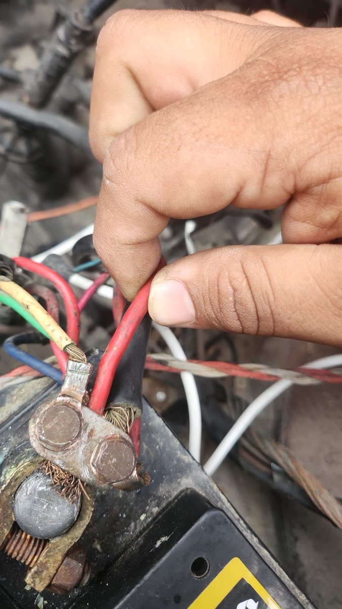 NS_Dante's tweet photo. Yo asiendo cita con el eléctrico por que mi auto no arranca veo el cable y resulta que estaba suelto después de eso ya arranca normal ese coche solo nos castiga https://t.co/tLWcOJxNN2