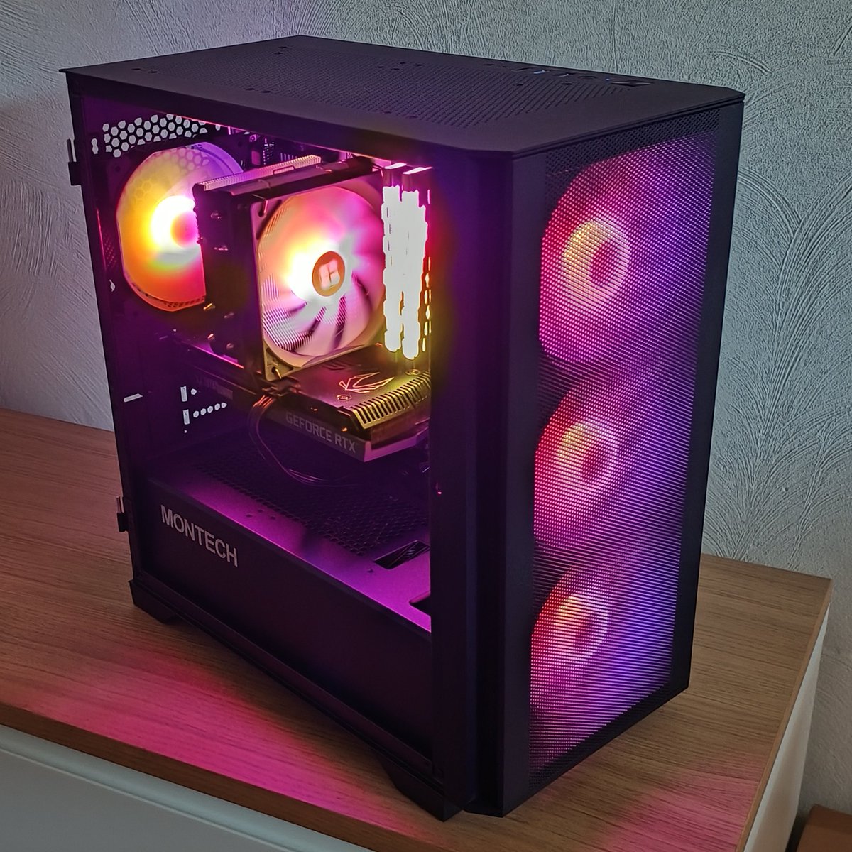 StellaPCs_nl's tweet photo. Wat zijn de beste kleuren voor de RGB? #PCBuild #GamingPC #rgb https://t.co/5ggyx1Ka5J