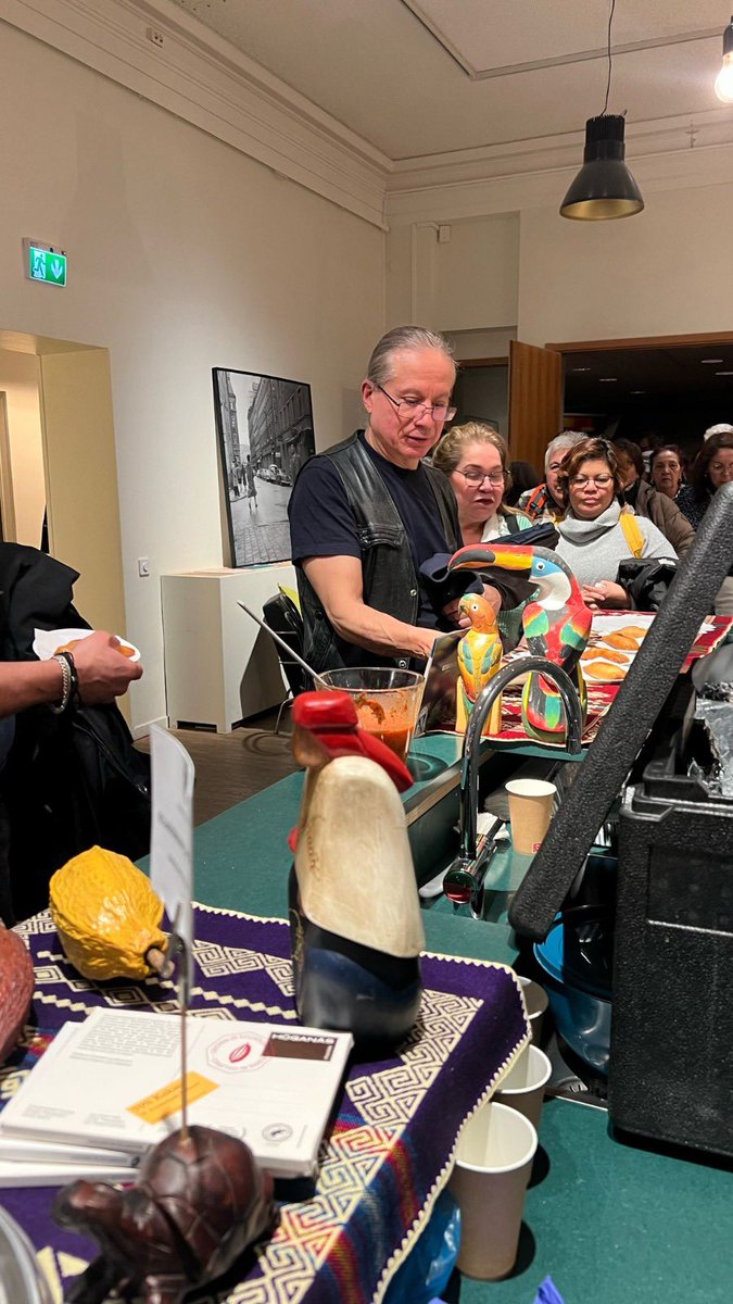 Embajada del Ecuador en Suecia (@embajadaecuswe) on Twitter photo El 7 de abril, la Embajada del Ecuador en Suecia exhibió el largometraje “#chuzalongo”, del director y escritorio ecuatoriano Diego Ortuño, en el marco del XIII Festival de Culturas Iberoamericanas, organizado por el Instituto Cervantes de Estocolmo. <a href="/CancilleriaEc/">Cancillería del Ecuador 🇪🇨</a> El 7 de abril, la Embajada del Ecuador en Suecia exhibió el largometraje “#chuzalongo”, del director y escritorio ecuatoriano Diego Ortuño, en el marco del XIII Festival de Culturas Iberoamericanas, organizado por el Instituto Cervantes de Estocolmo. <a href="/CancilleriaEc/">Cancillería del Ecuador 🇪🇨</a>