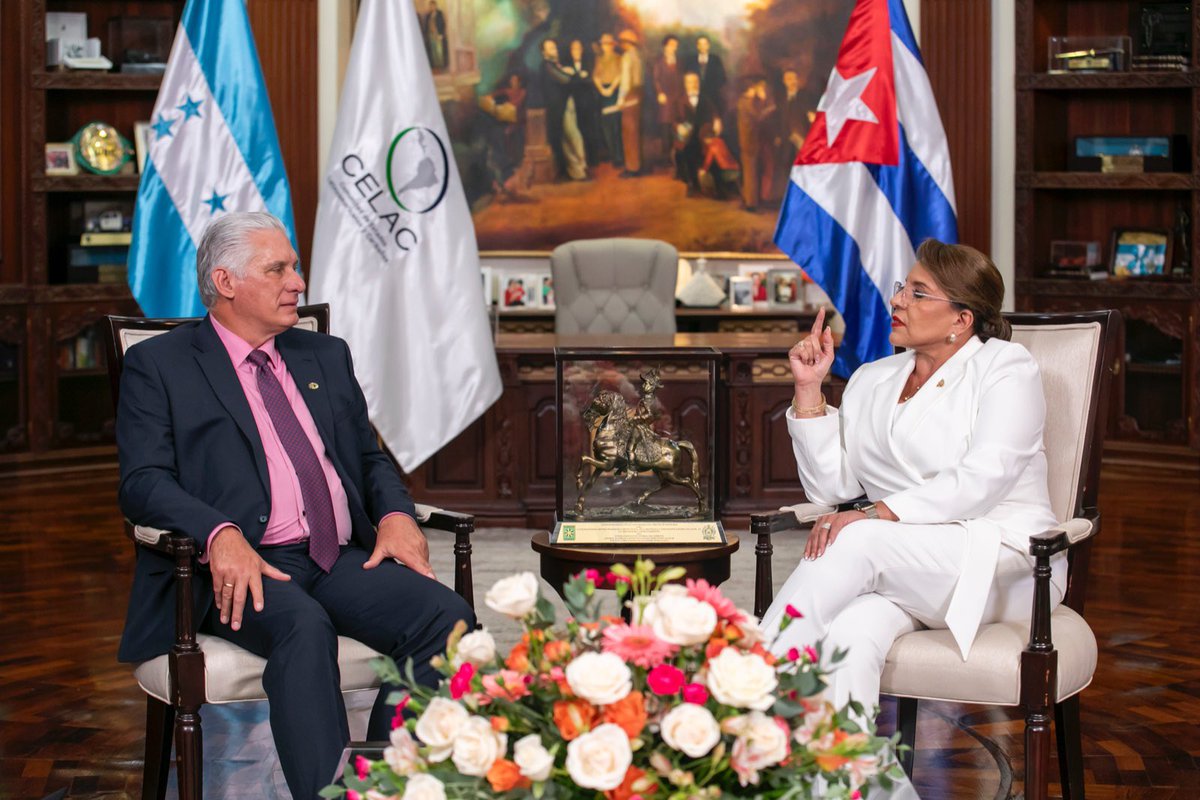 Cancillería de Cuba (@cubaminrex) on Twitter photo 🇨🇺🤝🇭🇳 | La víspera de la IX Cumbre de la #CELAC, el mandatario cubano, <a href="/DiazCanelB/">Miguel Díaz-Canel Bermúdez</a>, y la presidenta de la República de #Honduras, <a href="/XiomaraCastroZ/">Xiomara Castro de Zelaya</a>, sostuvieron encuentro bilateral.
Ambas partes ratificaron los lazos de hermandad entre nuestros pueblos.
#UnidosPorLaPatriaGrande 🇨🇺🤝🇭🇳 | La víspera de la IX Cumbre de la #CELAC, el mandatario cubano, <a href="/DiazCanelB/">Miguel Díaz-Canel Bermúdez</a>, y la presidenta de la República de #Honduras, <a href="/XiomaraCastroZ/">Xiomara Castro de Zelaya</a>, sostuvieron encuentro bilateral.
Ambas partes ratificaron los lazos de hermandad entre nuestros pueblos.
#UnidosPorLaPatriaGrande