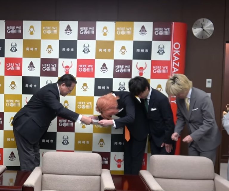 TO_UECHI0625's tweet photo. エアーで任命書を受け取るしばゆー https://t.co/MrJ1zIgMAE
