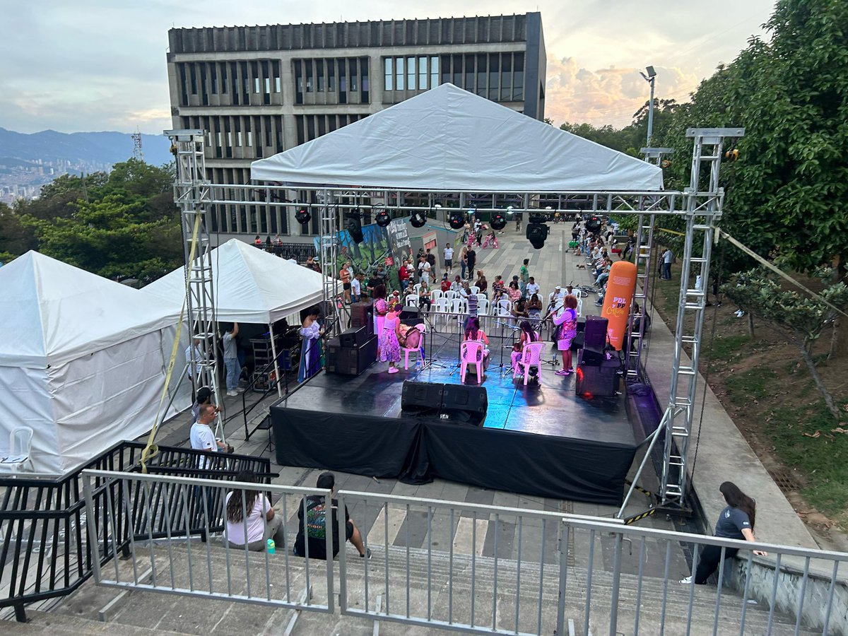 MateoLopezC6's tweet photo. Hoy los eventos de la secretaria de cultura de la alcaldía de Medellín brillan por ausencia de público, la mala planificación de la secretaría, por la falta de difusión, por el irrespeto con el territorio, los eventos de sillas vacías, @AlcaldiadeMed odia la comuna 6 @antamanece https://t.co/K1icuZ5fAn