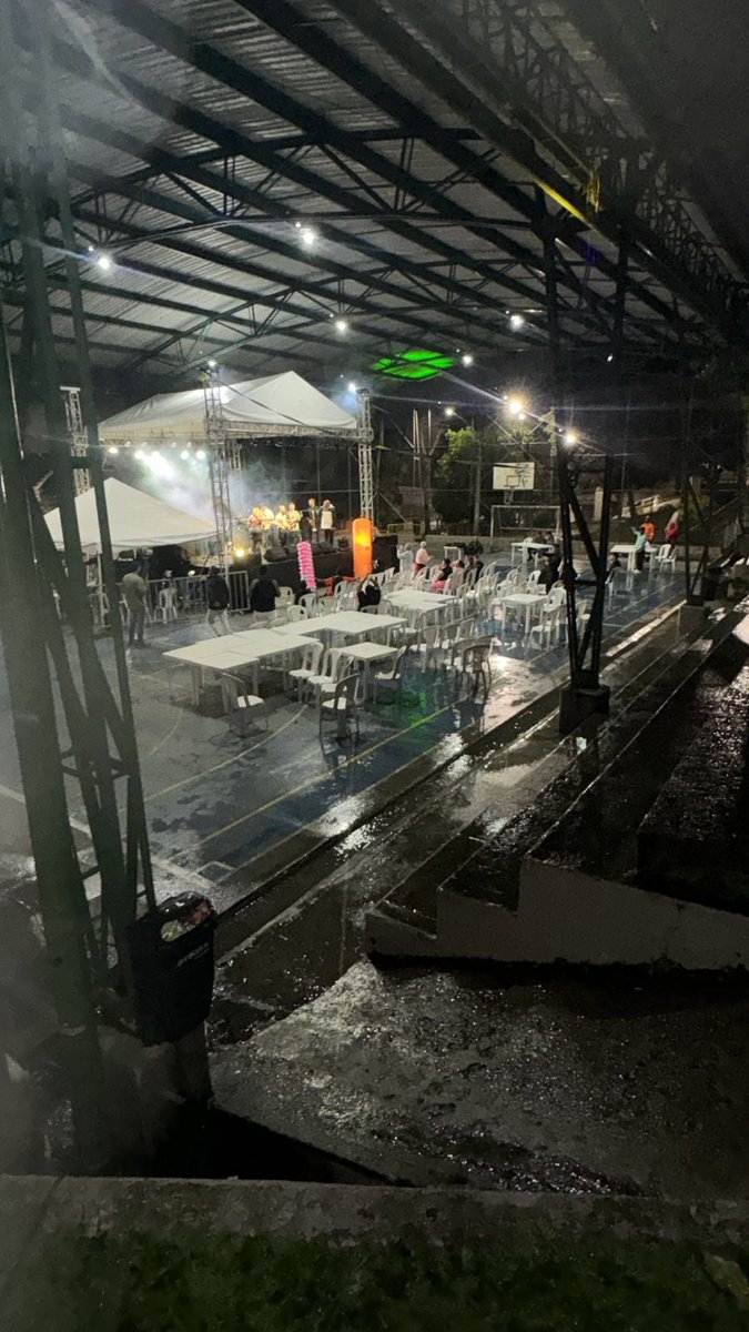 MateoLopezC6's tweet photo. Hoy los eventos de la secretaria de cultura de la alcaldía de Medellín brillan por ausencia de público, la mala planificación de la secretaría, por la falta de difusión, por el irrespeto con el territorio, los eventos de sillas vacías, @AlcaldiadeMed odia la comuna 6 @antamanece https://t.co/K1icuZ5fAn