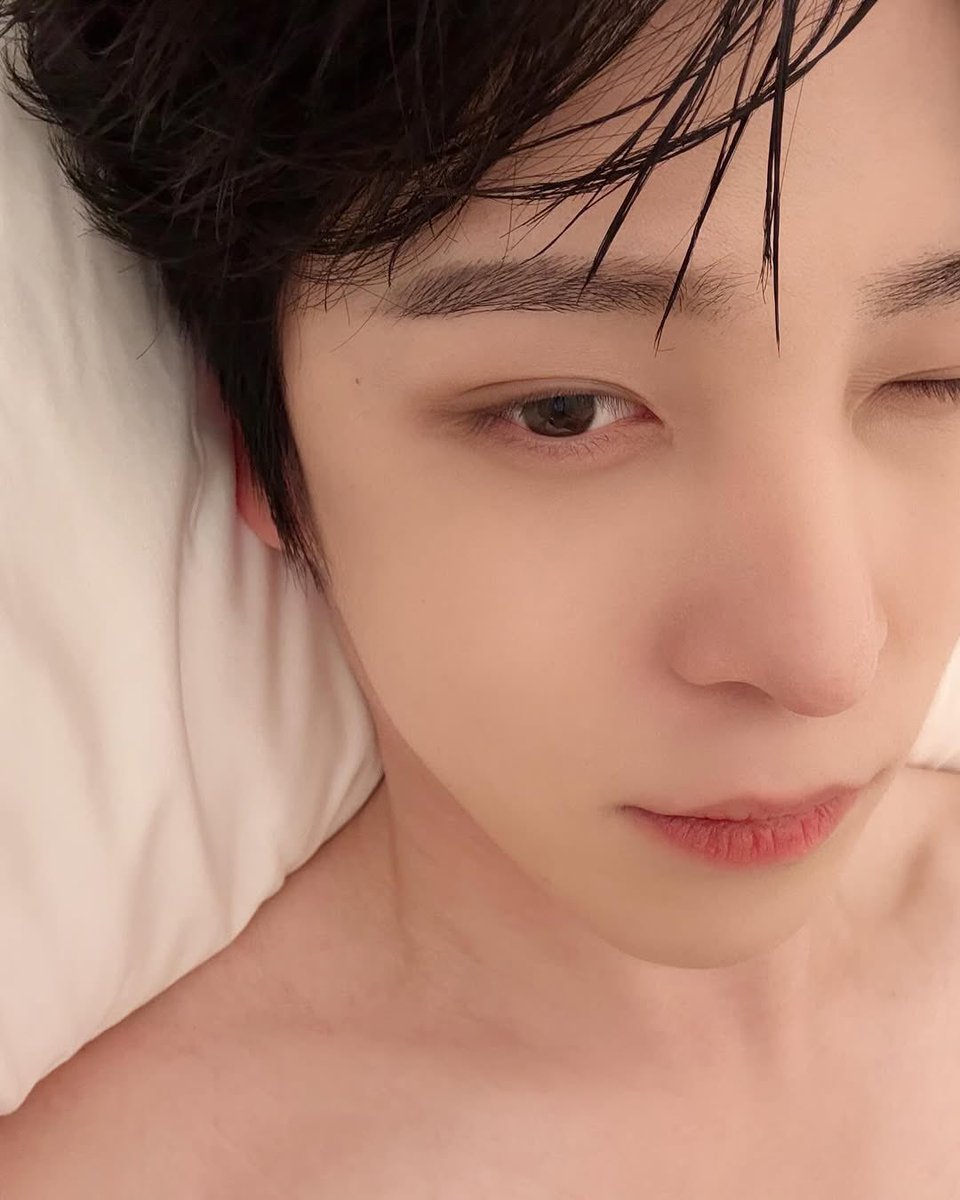 ATEEZ’s Yunho drops a sultry bomb, looking naughty, bootylicious, and beddable, leaving fans in a frenzy.