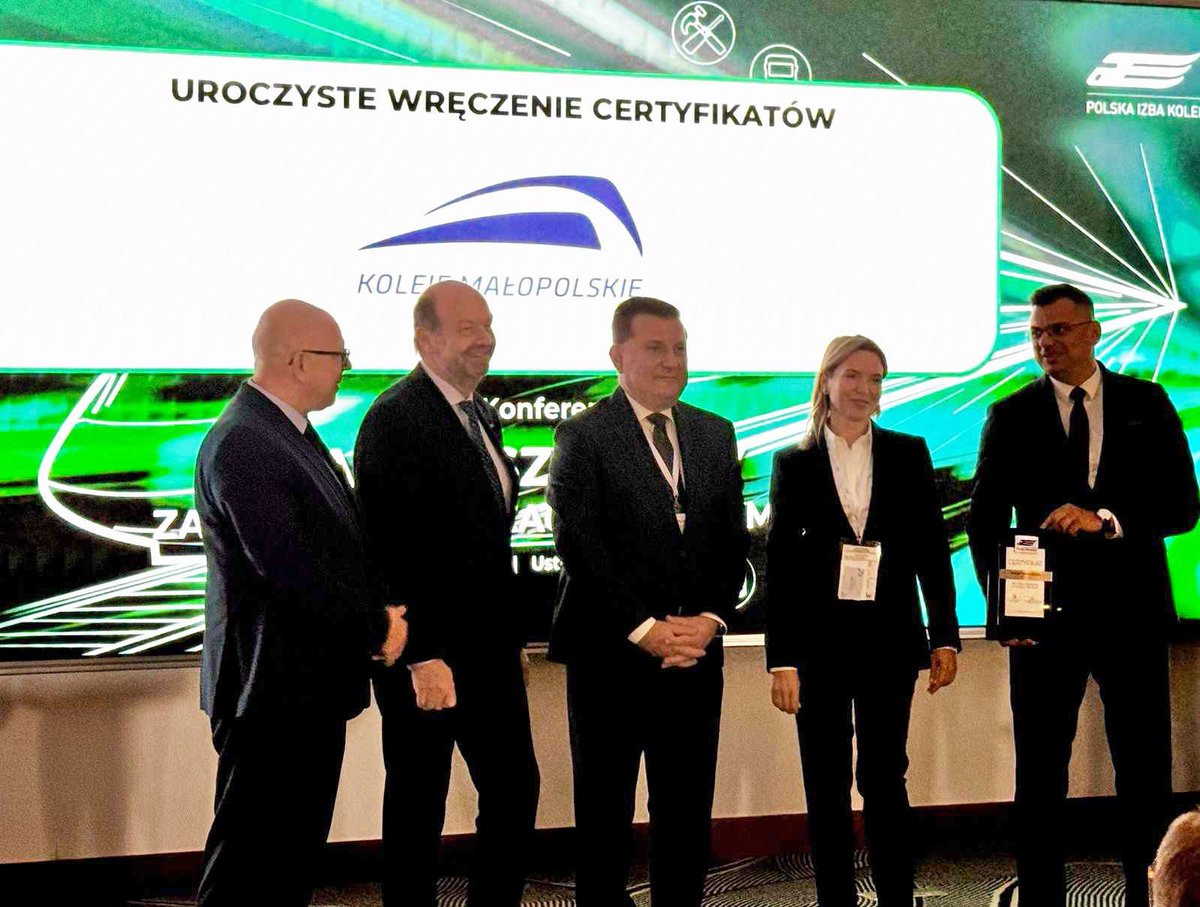 KolejeML's tweet photo. 🚄 Koleje Małopolskie członkiem Polskiej Izby Kolei!
To dla nas nie tylko wyróżnienie, ale też szansa na jeszcze aktywniejszy udział w rozwoju kolejnictwa w Polsce — w dialogu, współpracy i wspólnym kształtowaniu innowacyjnych rozwiązań dla transportu szynowego. https://t.co/p6GrjSM2q9