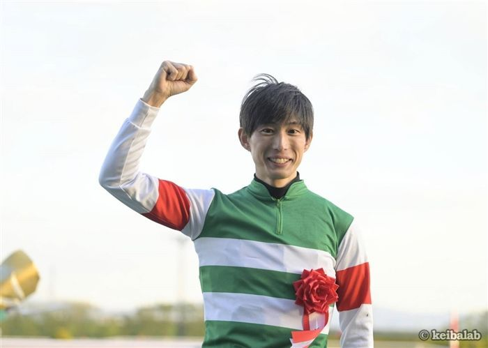 【あれから1年、天国へ祈りを】
本日4月10日は、藤岡康太騎手の一周忌です。

多くの関係者、ファンに愛された藤岡康太騎手に改めて思いを馳せつつ、今日も明日も人馬が無事にレースを終えることを祈ります。
(あえて"騎手"と表記しました)
#藤岡康太 #藤岡康太を忘れない
https://t.co/v03JMvqSH0 https://t.co/gOHUAAoXdK