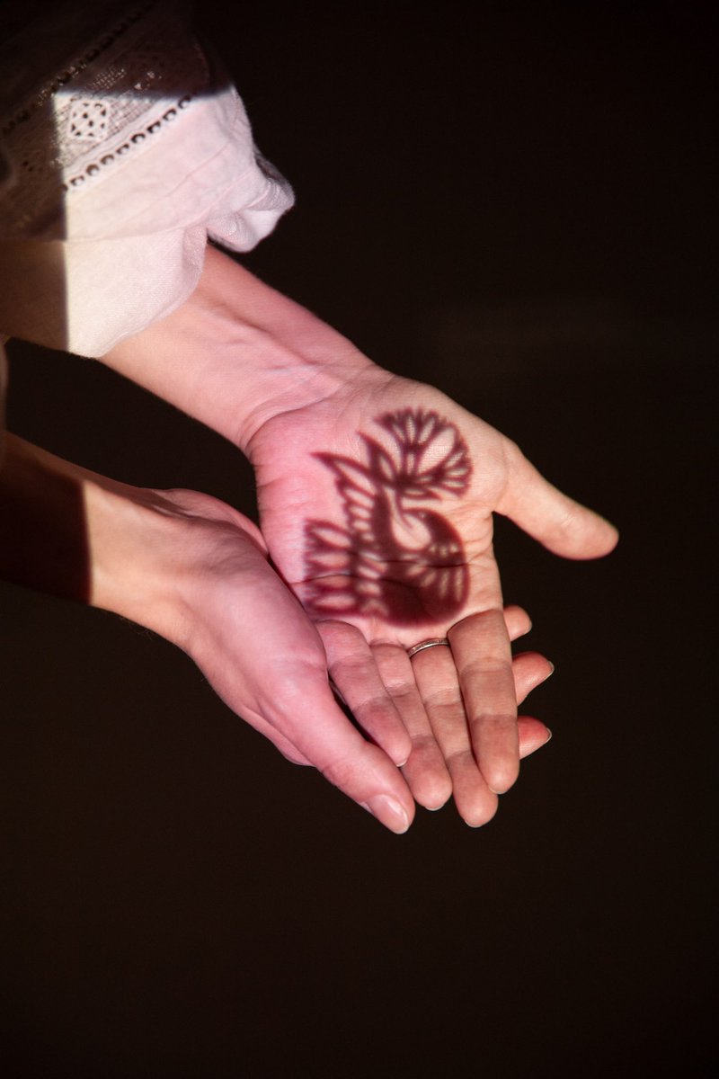 А божачкі, мне яшчэ здымачкаў даслалі🫠 Фота Аксаны Валахановіч з выцінанкай Лізаветы Чырвонцавай