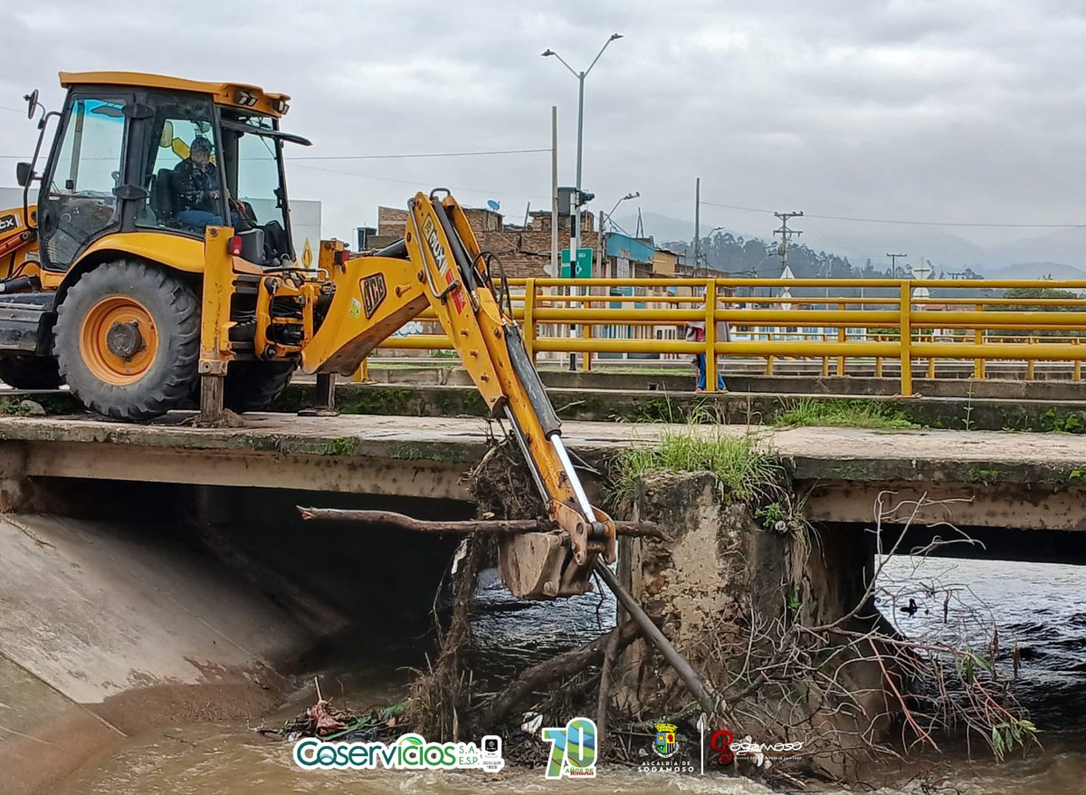 CoserviciosSA's tweet photo. #Hoy realizamos labores de limpieza, retiro de escombros, árboles secos, caída de un árbol que ocasionaba riesgo en la Cra. 20 con Tran. 20, puente ubicado en este sector. 🧹🌳
Realizamos  mitigación de los riesgos que dejan las fuertes lluvias 🌍😊 #CiudaddelSolPueblodeAcero https://t.co/mb0g2nAxpB