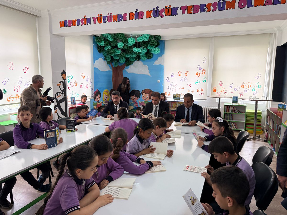 haticekarsligil's tweet photo. 🏫 Hatice Karslıgil İlkokulu Geri Dönüşüm Kütüphane'mizin açılışını  Gaziantep İl Millî Eğitim Müdürü Sayın Dr. Erdal Kılınç, İl Millî Eğitim Müdür Yardımcısı Fatih Türkhan, Şahinbey İlçe Millî Eğitim Müdürü Eyüp Güneş'in katılımları ile gerçekleştirdik.
#DilimizinZenginlikleri https://t.co/qC98yMgFvh