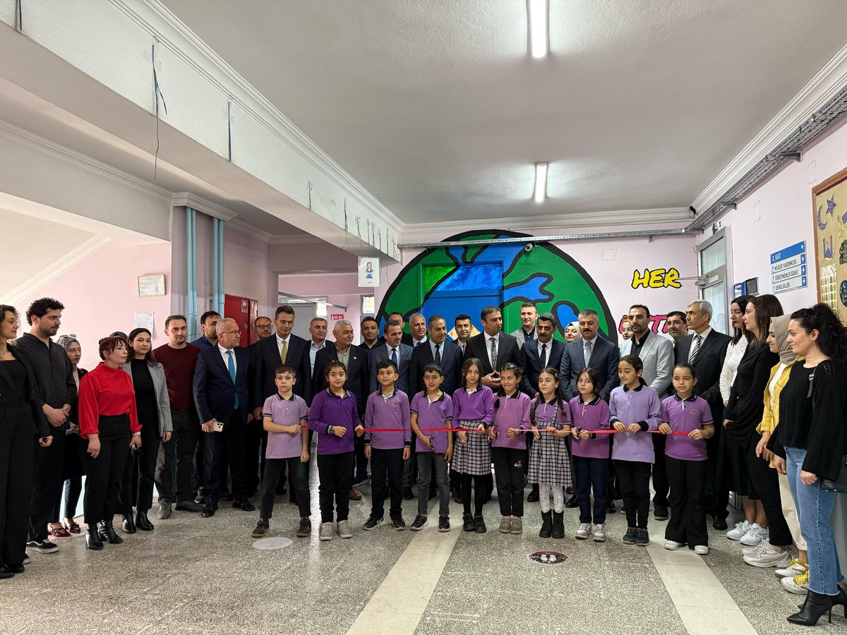haticekarsligil's tweet photo. 🏫 Hatice Karslıgil İlkokulu Geri Dönüşüm Kütüphane'mizin açılışını  Gaziantep İl Millî Eğitim Müdürü Sayın Dr. Erdal Kılınç, İl Millî Eğitim Müdür Yardımcısı Fatih Türkhan, Şahinbey İlçe Millî Eğitim Müdürü Eyüp Güneş'in katılımları ile gerçekleştirdik.
#DilimizinZenginlikleri https://t.co/qC98yMgFvh