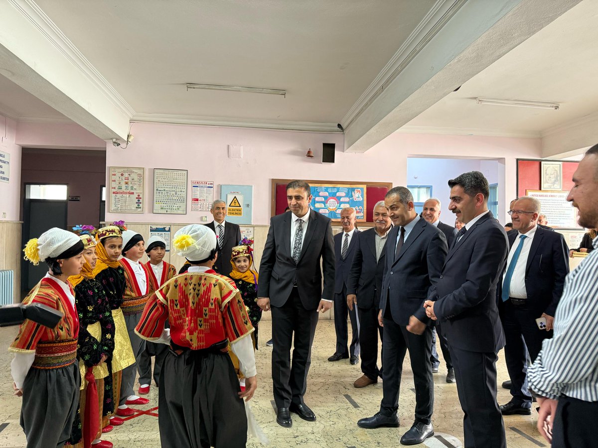 haticekarsligil's tweet photo. 🏫 Hatice Karslıgil İlkokulu Geri Dönüşüm Kütüphane'mizin açılışını  Gaziantep İl Millî Eğitim Müdürü Sayın Dr. Erdal Kılınç, İl Millî Eğitim Müdür Yardımcısı Fatih Türkhan, Şahinbey İlçe Millî Eğitim Müdürü Eyüp Güneş'in katılımları ile gerçekleştirdik.
#DilimizinZenginlikleri https://t.co/qC98yMgFvh