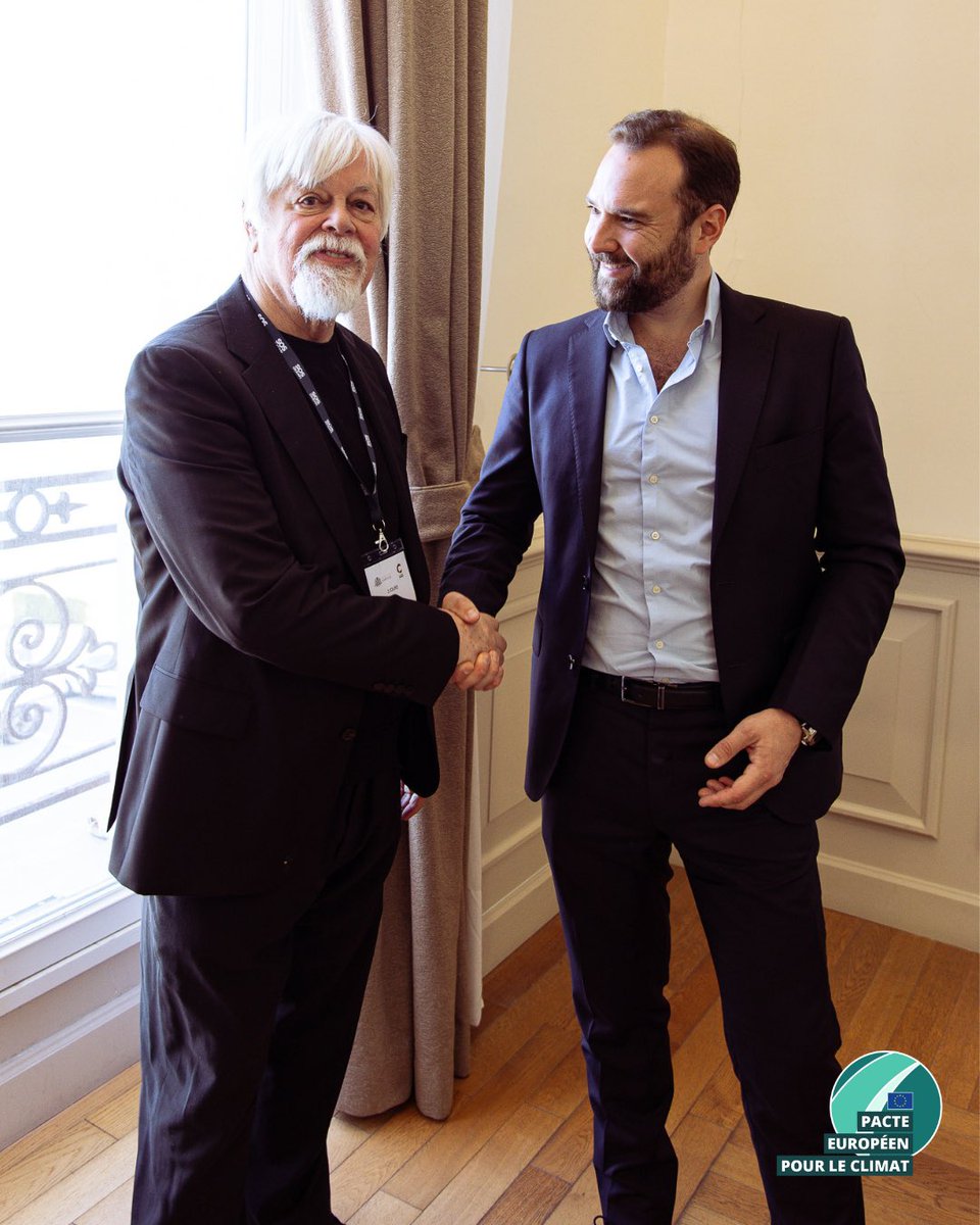 AmbaPacte_UE's tweet photo. Lors du sommet @ClimateChance , les ambassadeurs français du Pacte Européen pour le Climat ont eu l’honneur de rencontrer Paul Watson, militant écologiste et fondateur de l’ONG @seashepherd dont la notice rouge d’Interpol a été levée hier 🐋🌊

#euclimatepact #MyWorldOurPlanet https://t.co/53dznF6lxB