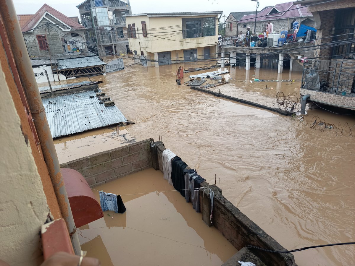 Greenpeaceafric's tweet photo. On April 4, 2025, Kinshasa, DRC, faced devastating floods after heavy rains caused the Ndjili River to overflow. 

The floods caused widespread destruction, collapsing homes, flooding, and damaging critical infrastructure.

Our thoughts are with all those affected. 💔 https://t.co/Bcr8wVewak