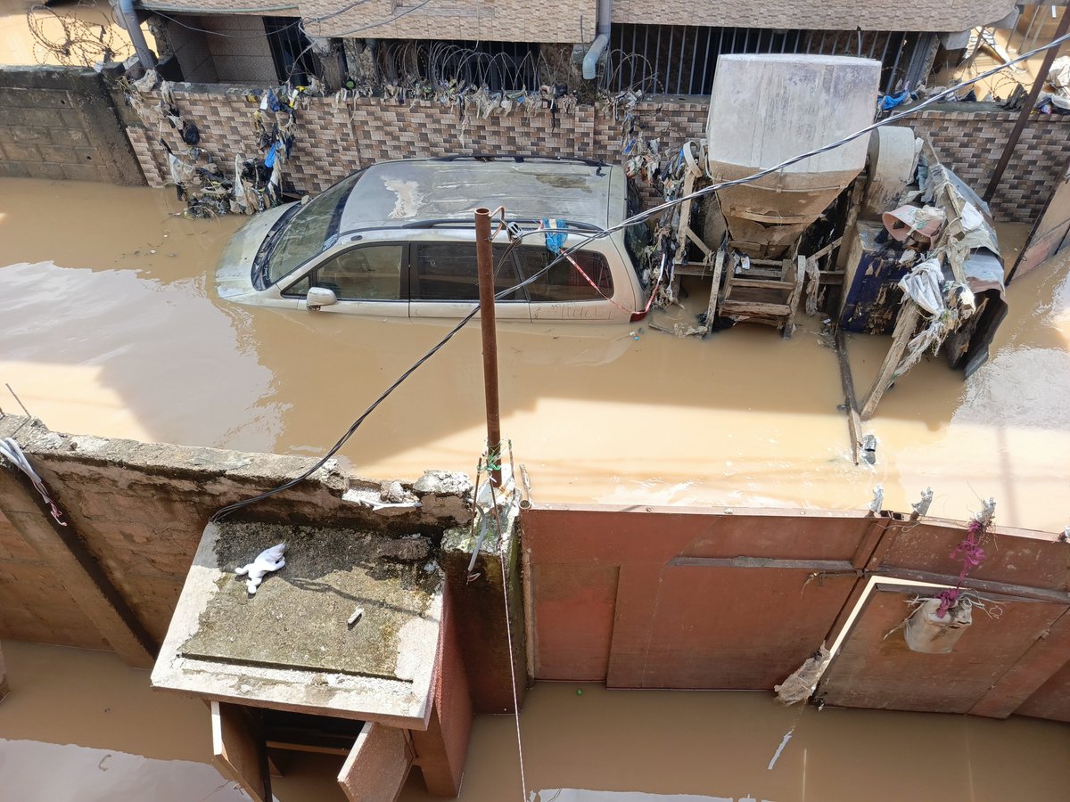 Greenpeaceafric's tweet photo. On April 4, 2025, Kinshasa, DRC, faced devastating floods after heavy rains caused the Ndjili River to overflow. 

The floods caused widespread destruction, collapsing homes, flooding, and damaging critical infrastructure.

Our thoughts are with all those affected. 💔 https://t.co/Bcr8wVewak