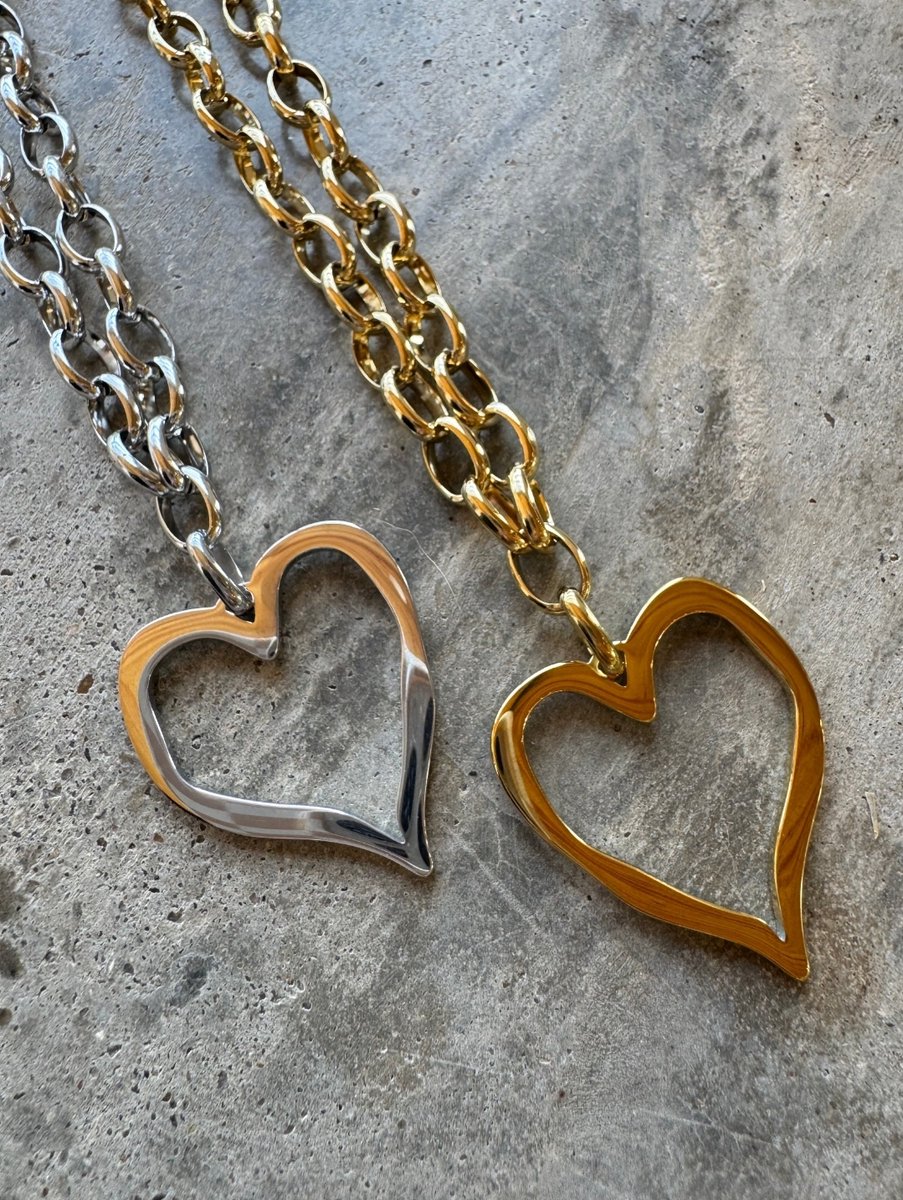 SunshineStylesB's tweet photo. Great quality Stainless steel, hammered metal heart and chain that wont tarnish or fade! Lead and nickel free  

Length: approx 20" extender + 2” extender 

Eta early May- Snag yours today before they're gone! https://t.co/o5eVBGF34O
