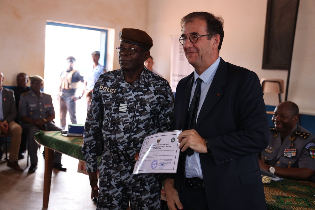 FranceBangui's tweet photo. Voici une version encore plus courte :
Fin de formation pour la FCC3 ! 48 cadres de la Police Nationale formés pour une police plus pro et au service des citoyens.
#FCC3 #PoliceNationale #Justice https://t.co/Ak5kJokjsV