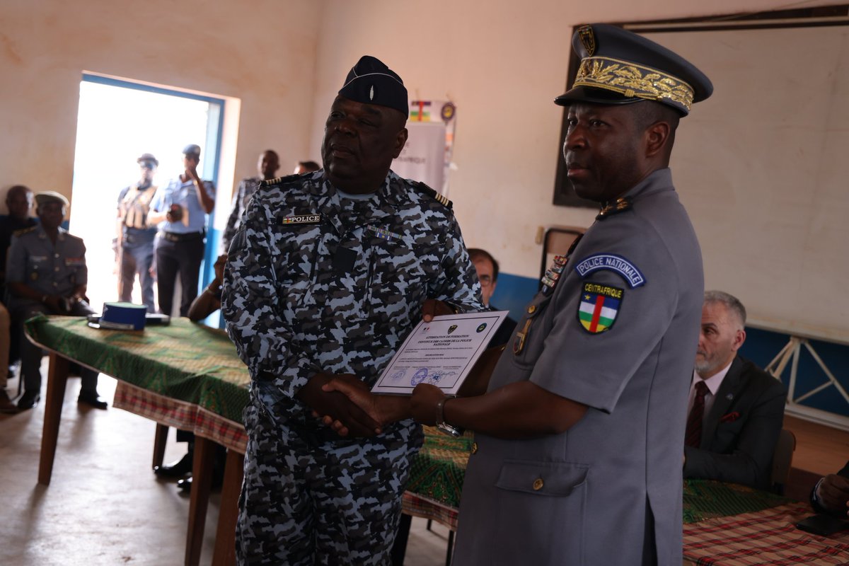 FranceBangui's tweet photo. Voici une version encore plus courte :
Fin de formation pour la FCC3 ! 48 cadres de la Police Nationale formés pour une police plus pro et au service des citoyens.
#FCC3 #PoliceNationale #Justice https://t.co/Ak5kJokjsV