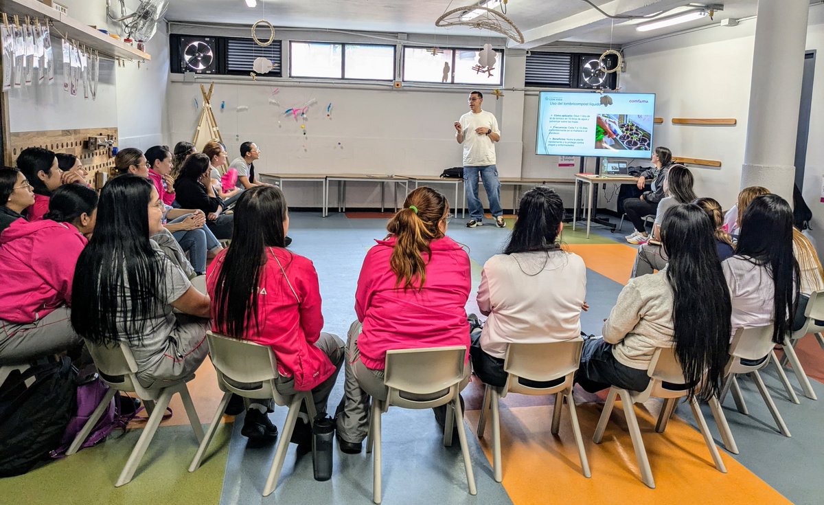 fconvida's tweet photo. 👩‍🏫 Capacitamos a docentes de preescolares @Comfama  en huertas escolares.
Sembramos educación ambiental desde la infancia. 🌿
#HuertasEscolares #EducaciónAmbiental #Comfama https://t.co/Qn2Rrg4YC3