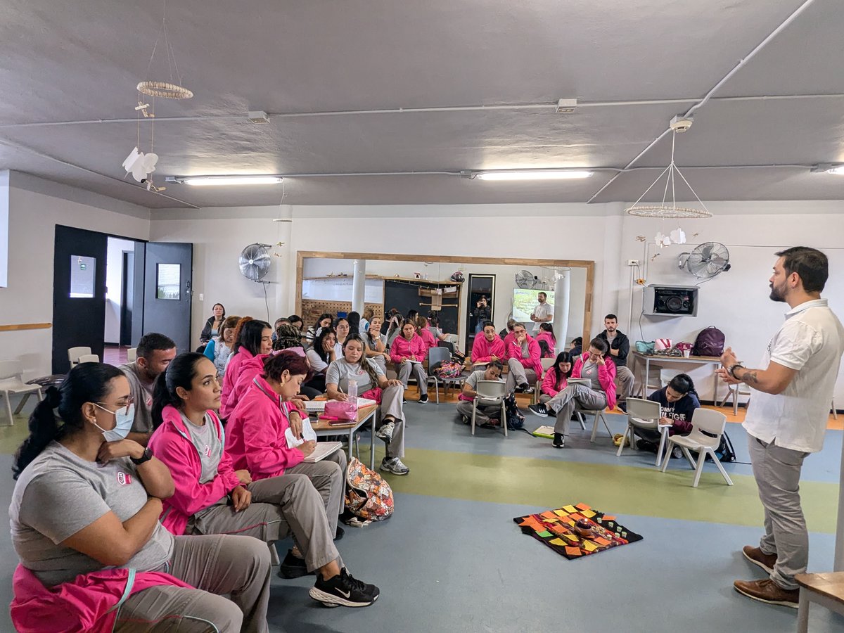 fconvida's tweet photo. 👩‍🏫 Capacitamos a docentes de preescolares @Comfama  en huertas escolares.
Sembramos educación ambiental desde la infancia. 🌿
#HuertasEscolares #EducaciónAmbiental #Comfama https://t.co/Qn2Rrg4YC3