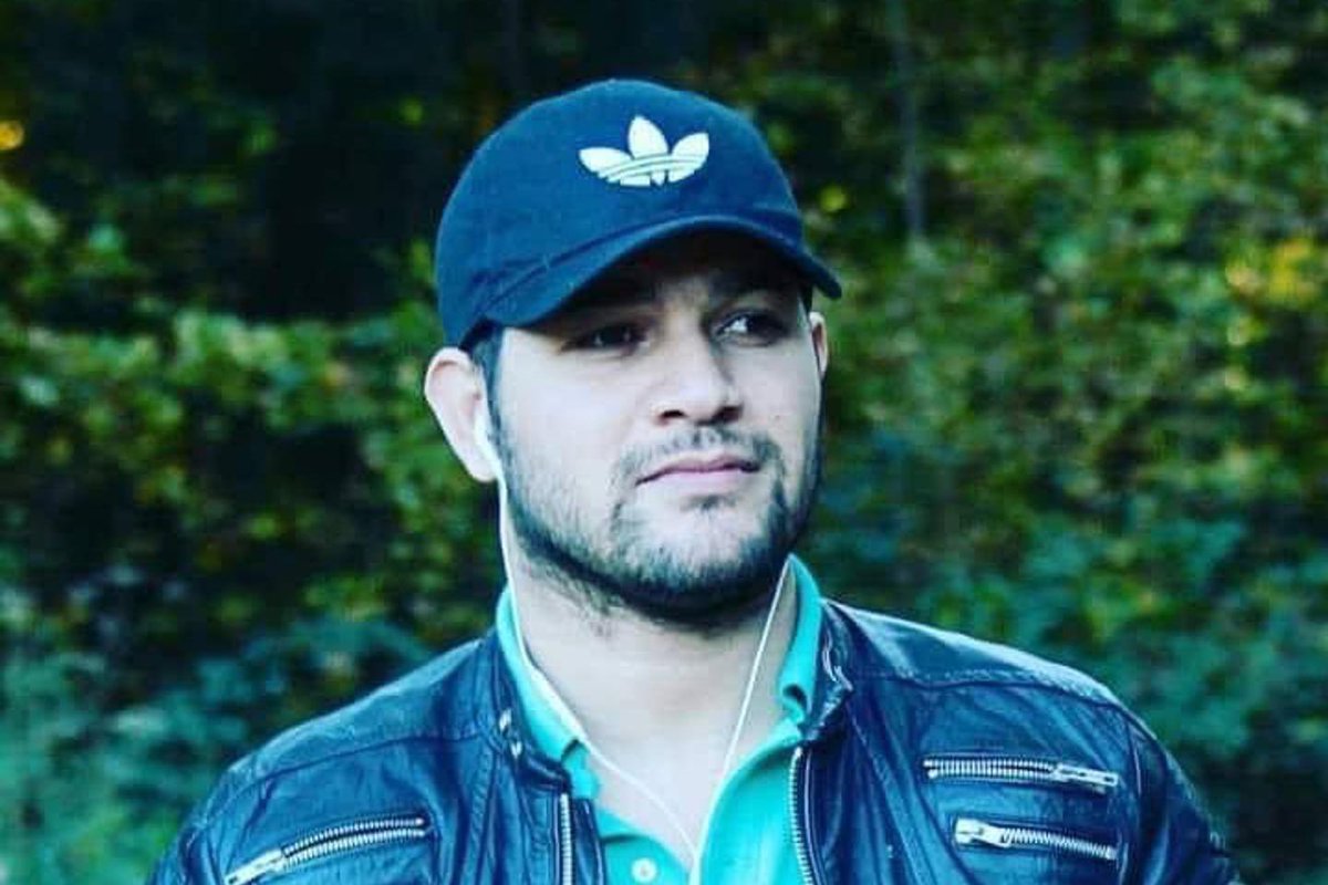 CerfiaFR's tweet photo. 🚨🇫🇷🇩🇿 ALERTE INFO | Au moins 4 suspects ont été arrêtés par la DGSI, soupçonnés d’avoir voulu exécuter un assassinat possiblement commandité par l’Algérie en France contre l’influenceur "Amir DZ", relève Le Parisien. Critique de l’État algérien et de la corruption, il est visé depuis son exil en France. En avril 2024, 4 suspects en faux policiers le kidnappent et le droguent pour l’emmener plus loin. Amir DZ affirme que ces kidnappeurs commandités le relâchent ensuite en pleine forêt sans explications. Selon la DGSI, il s’agirait bien d’une tentative d’assassinat, ou de le ramener en Algérie pour purger sa peine de mort. Le contrat aurait échoué à cause du manque de moyens et d’impréparation, rapporte Le Parisien, et les 4 suspects recevaient des ordres d’un officier des services secrets algériens posté au consulat en France. Une taupe au ministère de l’Économie aurait aussi été recrutée pour les renseigner sur le statut de réfugiés algériens, comme cela avait déjà été révélé il y a quelques semaines. (Le Parisien)