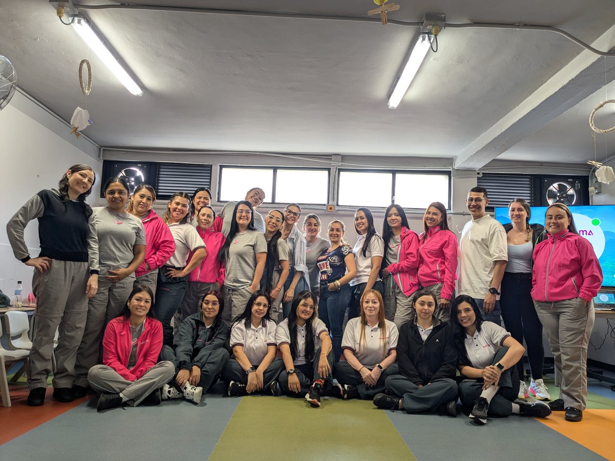 fconvida's tweet photo. 👩‍🏫 Capacitamos a docentes de preescolares @Comfama  en huertas escolares.
Sembramos educación ambiental desde la infancia. 🌿
#HuertasEscolares #EducaciónAmbiental #Comfama https://t.co/Qn2Rrg4YC3