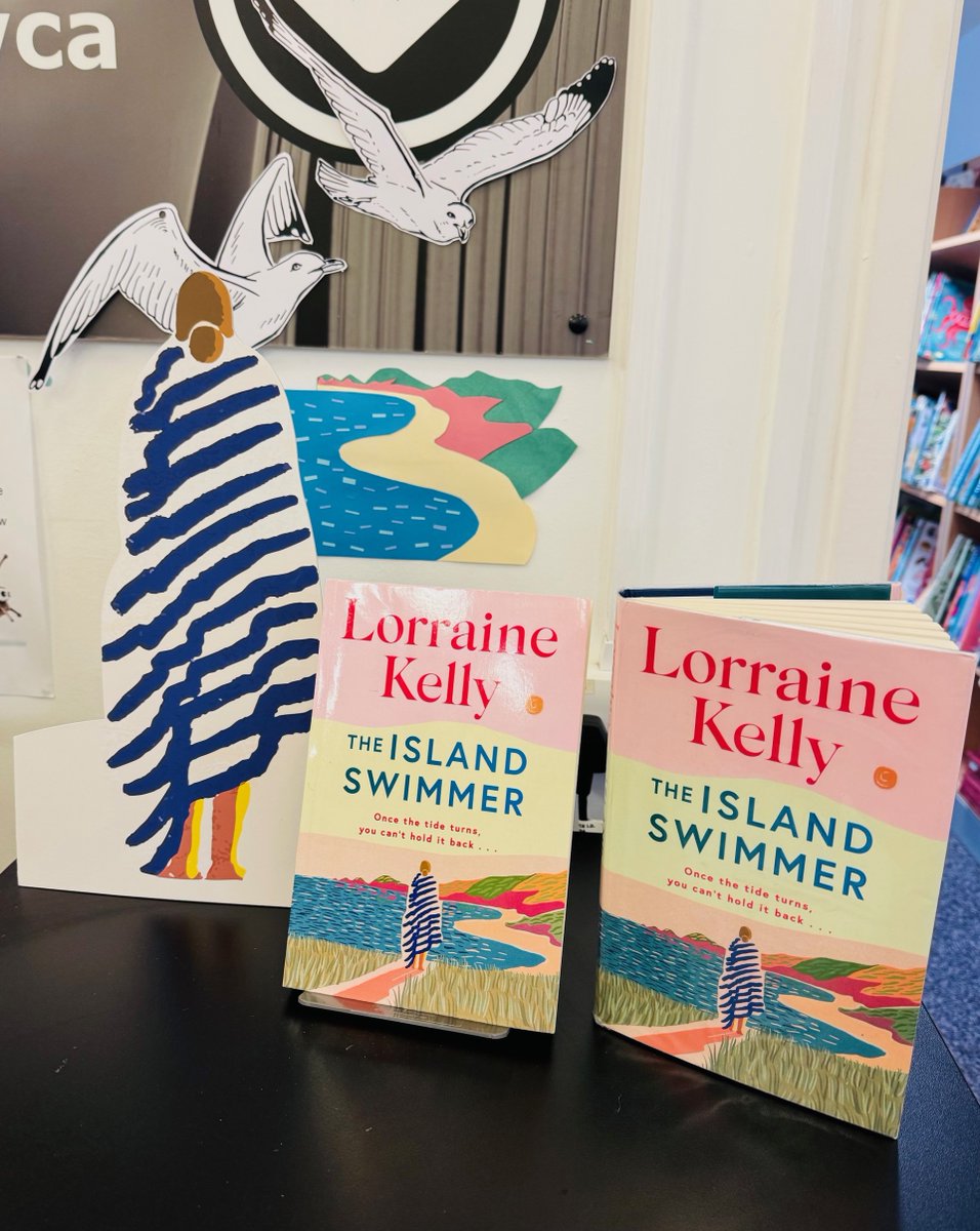 Unwaith y bydd y llanw wedi troi, ni allwch ei ddal yn ôl... 
Darganfyddwch y nofel gyntaf galonogol a chalonogol gan Lorraine Kelly
🌊⛵️🏖️📚
Once the tide turns, you can't hold it back... 
Discover the heartwarming and uplifting debut novel by Lorraine Kelly
#TheIslandSwimmer