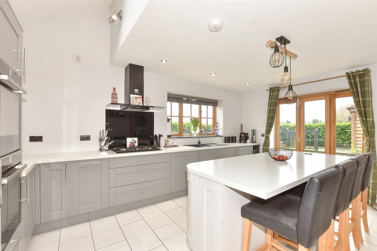 🏡 3 Bedrooms | Faversham, Kent

This delightful, detached cottage offers some amazing views to the rear, as well as versatile living space with a lower ground floor area that makes a great office/study space.

Find out more and book your viewing:
👉 ow.ly/rZry50VvAPw