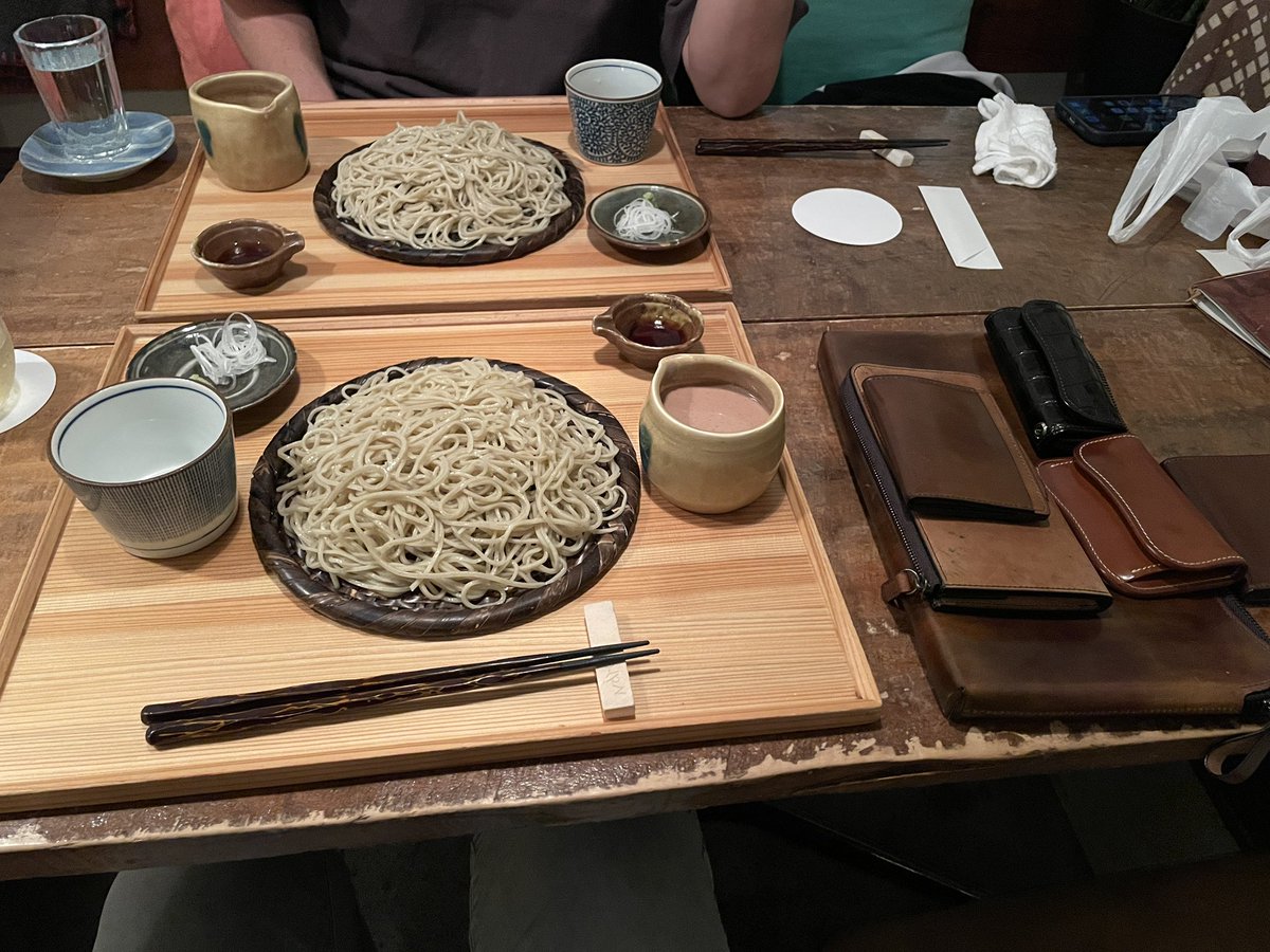 2024pear_kiroku's tweet photo. 総手縫いの神様と食事をしてきた。
レザークラフトでも数少ない成功者との貴重な会話。
この先忘れることのない大切な思い出となりました。
#three2four #革小物 #シェルコードバン https://t.co/dVj7oOyhvl