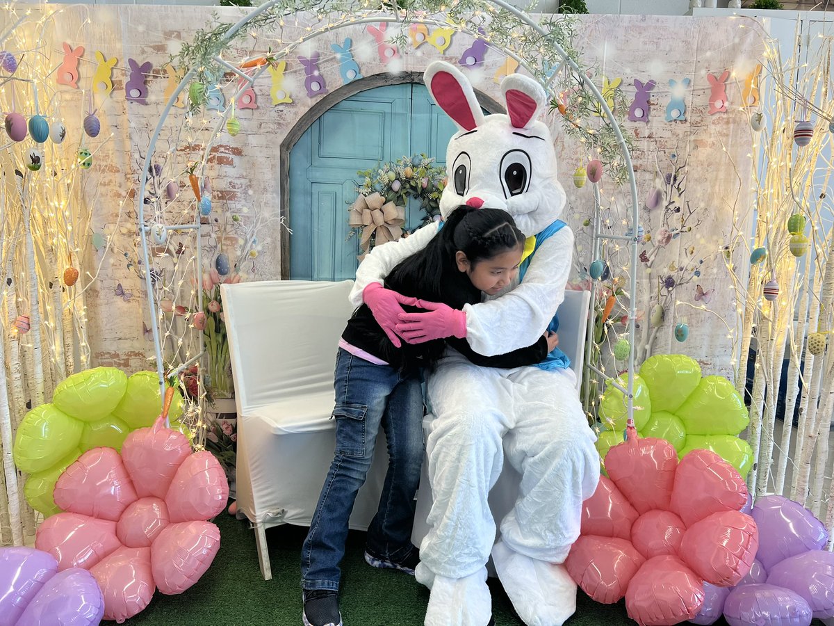 PrincipalNaber1's tweet photo. MLKA had a visit from the Easter Bunny! 🐰 #MLKA #easterbunny @YonkersSchools @RcollinsJudon @AnibalSolerJr https://t.co/WB21ive34U