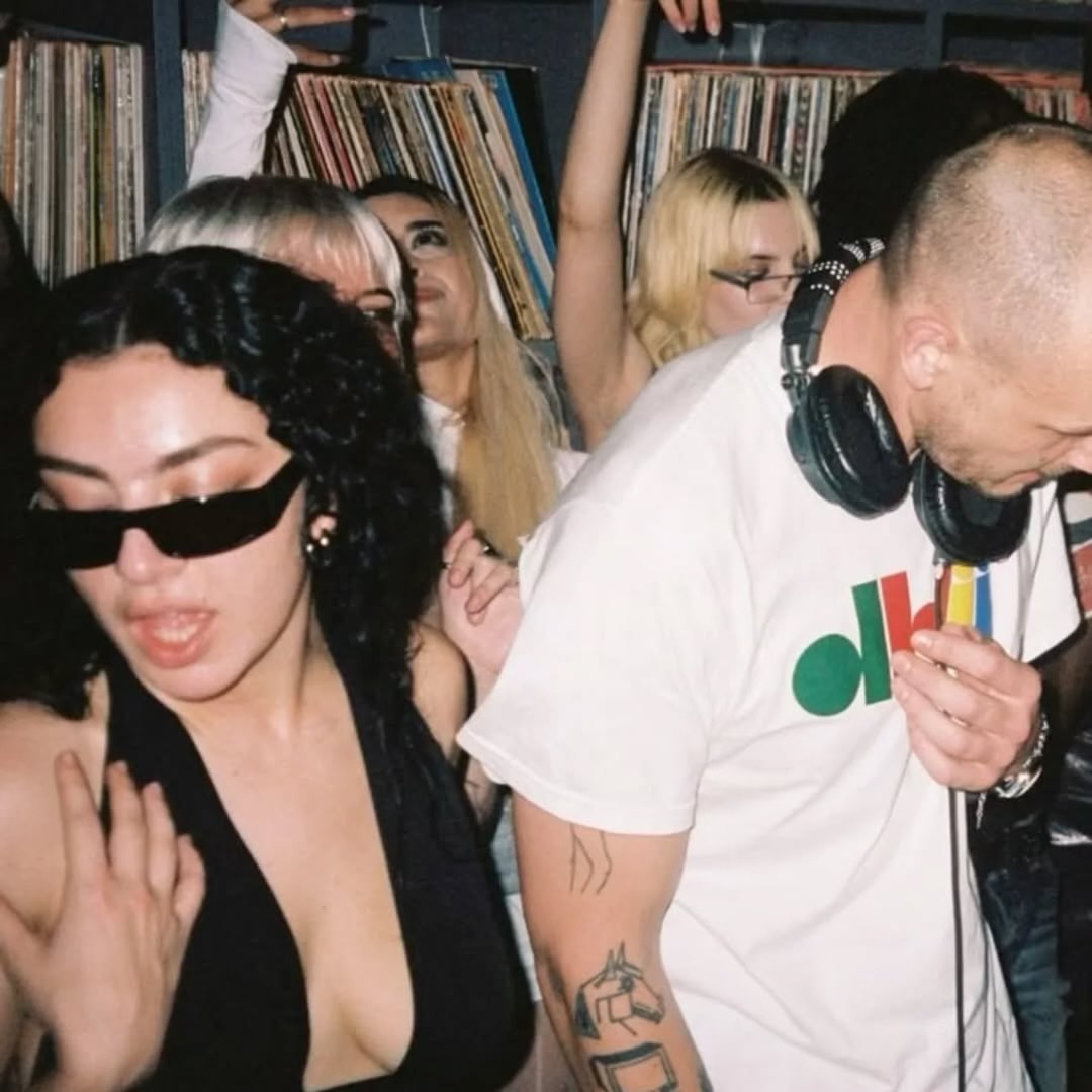 dh2 colour logo tee available now
store.dirtyhit.co.uk/merch/470950-d…