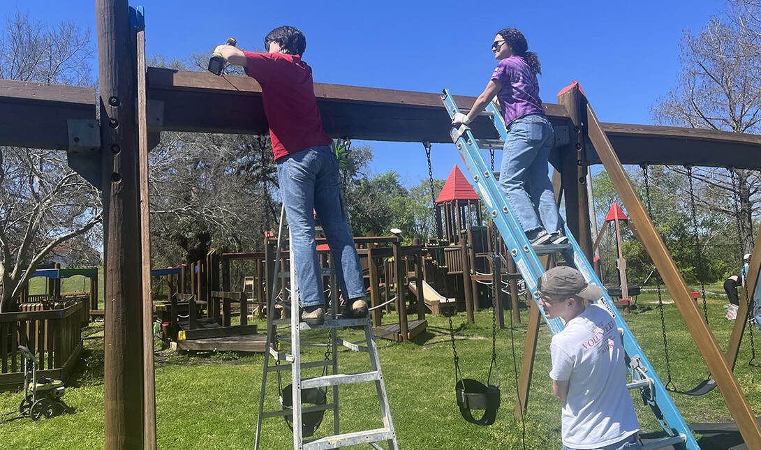 NebEngineering's tweet image. Nebraska's Engineers Without Borders chapter typically does summer service trips overseas to help communities with infrastructure problems. This spring break, EWB's focus was closer to home, helping a nonprofit rebuild playgrounds in New Orleans. news.unl.edu/article/engine…