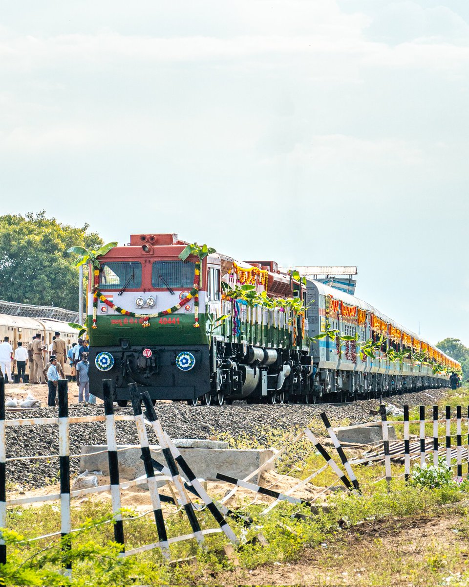 trainwalebhaiya's tweet photo. Decorated with culture, driven by progress ♥️
Beautifully Decorated 16104 Rameshwaram - Tambaram Express on its maiden run from Rameswaram!
📍 Rameswaram, Tamilnadu 🇮🇳
#pambanbridge #rameswaram #indianrailways #trainsofindia #tamilnadu https://t.co/bx7MIdpSBQ
