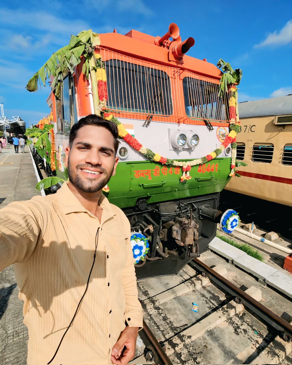 trainwalebhaiya's tweet photo. Decorated with culture, driven by progress ♥️
Beautifully Decorated 16104 Rameshwaram - Tambaram Express on its maiden run from Rameswaram!
📍 Rameswaram, Tamilnadu 🇮🇳
#pambanbridge #rameswaram #indianrailways #trainsofindia #tamilnadu https://t.co/bx7MIdpSBQ
