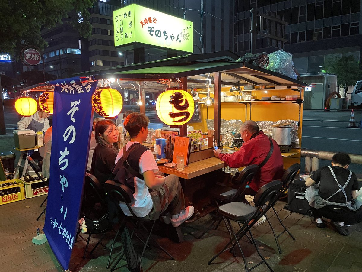 「お店がないと彷徨ってたら目に入ってきた屋台に飛び込んだ。とりあえずお酒と何かつま」|なぐものイラスト
