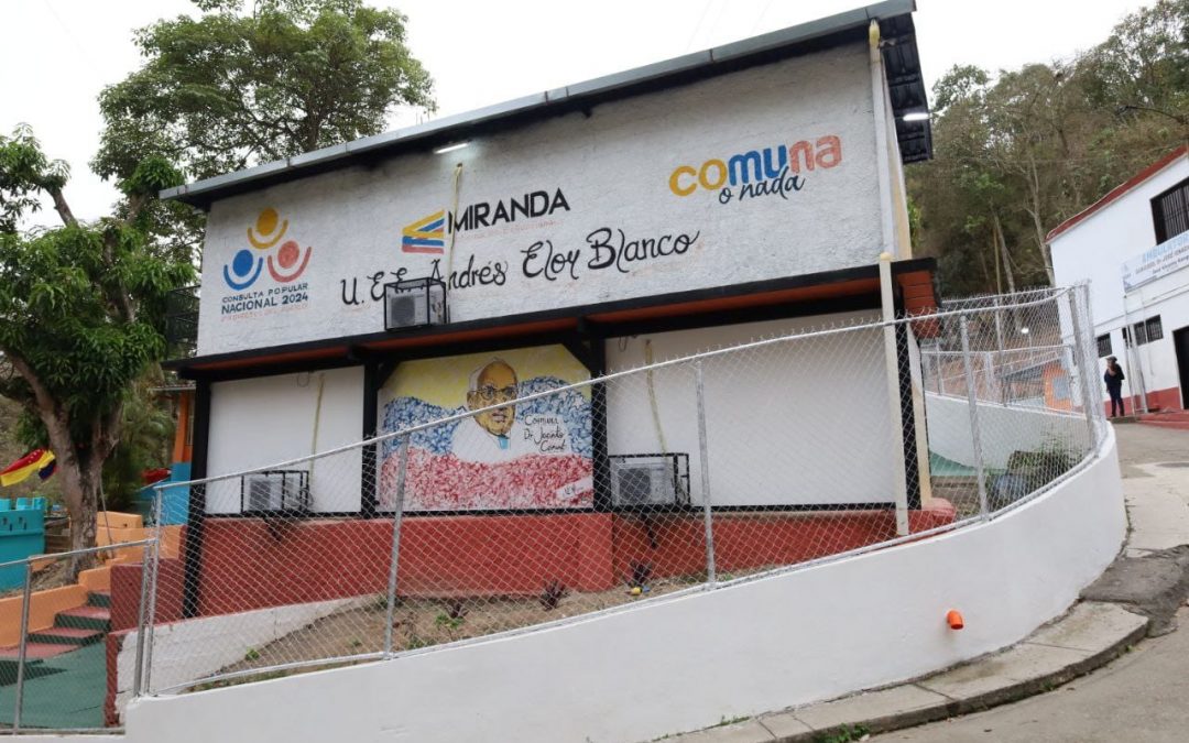 #DeInterés📢|| Gracias a los recursos económicos aprobados de la consulta popular, fue renovada la Unidad Educativa Estadal Andrés Eloy Blanco, ubicada en Petare, donde beneficiará a 694 estudiantes de la localidad de #Miranda.

#PoderPopular 
#ComunaONada