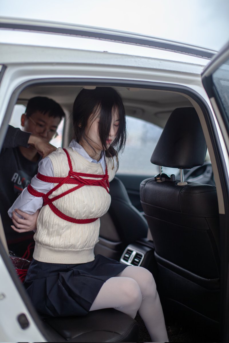 是风雨吹乱了你的秀发
是束缚让你显得狼狈不堪
🪢：<a href="/Gin_bondage/">Gin</a>
👩：<a href="/meisha520603/">甜酒メイミヤ</a>
#绳 #shibari