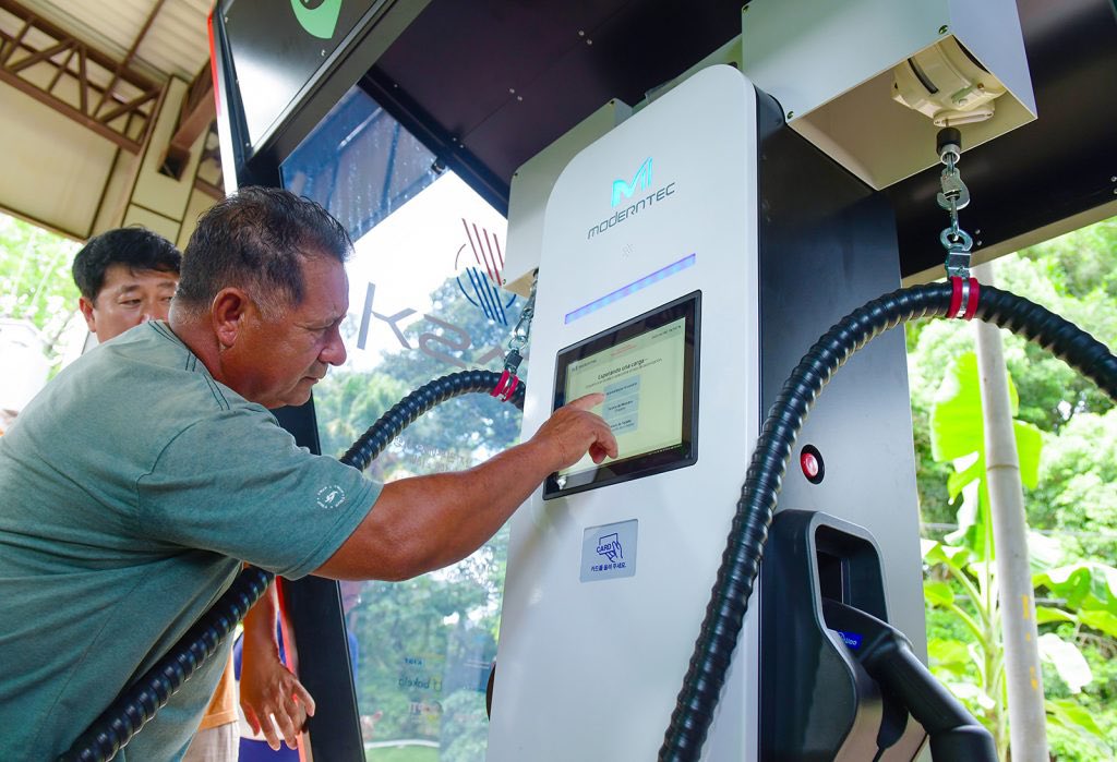itaipuparaguay's tweet photo. 🚌⚡ Conductores de ITAIPU, del Parque Tecnológico ITAIPU - Paraguay (PTI-PY) y de la Municipalidad de Hernandarias se capacitaron sobre cómo operar cargadores de vehículos eléctricos de manera eficiente y segura. Para la instrucción fueron utilizadas las unidades de buses eléctricos entregadas por Corea del Sur. 

🚌⚡Las prácticas se llevaron adelante en la estación de recarga ubicada en el Centro de Recepción de Visitas (CRV) de la Binacional. Esta iniciativa se desarrolló en el marco del “Convenio de Apoyo al Centro TASK Paraguay de Autopartes y Plan Piloto de Movilidad Eléctrica Sostenible” entre Paraguay y Corea del Sur.

Leé aquí  👉 https://t.co/4S94elVRrz