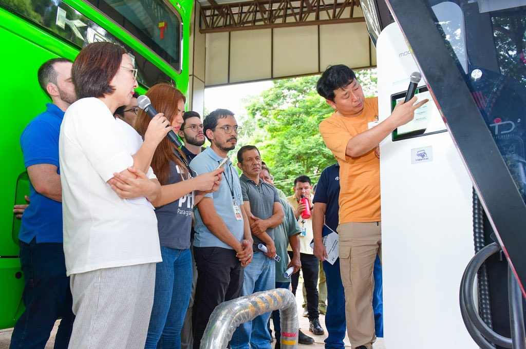 itaipuparaguay's tweet photo. 🚌⚡ Conductores de ITAIPU, del Parque Tecnológico ITAIPU - Paraguay (PTI-PY) y de la Municipalidad de Hernandarias se capacitaron sobre cómo operar cargadores de vehículos eléctricos de manera eficiente y segura. Para la instrucción fueron utilizadas las unidades de buses eléctricos entregadas por Corea del Sur. 

🚌⚡Las prácticas se llevaron adelante en la estación de recarga ubicada en el Centro de Recepción de Visitas (CRV) de la Binacional. Esta iniciativa se desarrolló en el marco del “Convenio de Apoyo al Centro TASK Paraguay de Autopartes y Plan Piloto de Movilidad Eléctrica Sostenible” entre Paraguay y Corea del Sur.

Leé aquí  👉 https://t.co/4S94elVRrz