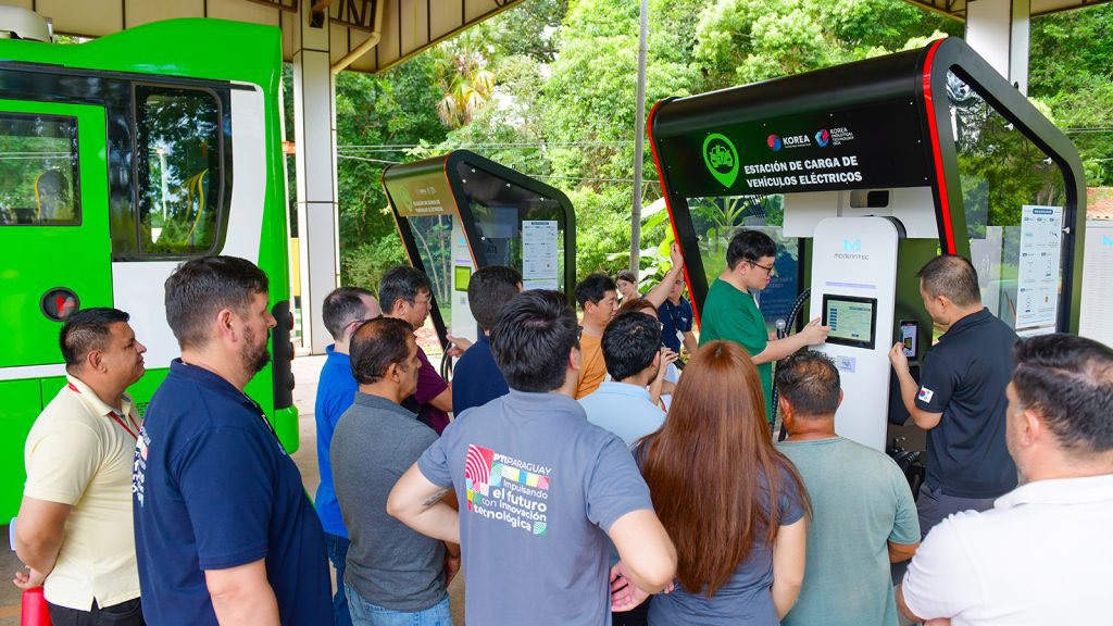 itaipuparaguay's tweet photo. 🚌⚡ Conductores de ITAIPU, del Parque Tecnológico ITAIPU - Paraguay (PTI-PY) y de la Municipalidad de Hernandarias se capacitaron sobre cómo operar cargadores de vehículos eléctricos de manera eficiente y segura. Para la instrucción fueron utilizadas las unidades de buses eléctricos entregadas por Corea del Sur. 

🚌⚡Las prácticas se llevaron adelante en la estación de recarga ubicada en el Centro de Recepción de Visitas (CRV) de la Binacional. Esta iniciativa se desarrolló en el marco del “Convenio de Apoyo al Centro TASK Paraguay de Autopartes y Plan Piloto de Movilidad Eléctrica Sostenible” entre Paraguay y Corea del Sur.

Leé aquí  👉 https://t.co/4S94elVRrz