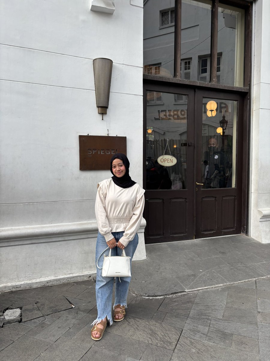 its__ssarah's tweet photo. comfort meets elegance in every wrap. jersey pashmina, your everyday essential.🖤

stretchy, breathable, and always in style. this jersey pashmina looks good with or without pins.

here, i'm wearing it with no pins!

https://t.co/nUD7a129Uk

#pashminastyle #jerseyhijab #modest https://t.co/jsLQj5YHWm