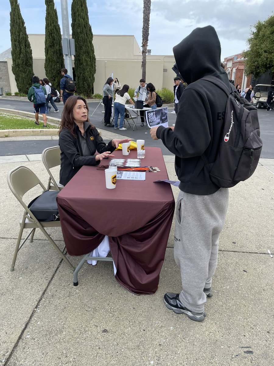 NorCal_Humans's tweet photo. Today is National Education and Sharing Day! Earlier this week, two of our team members attended #SanMateo High School’s Summer Opportunity fair. They educated and shared the many opportunities that #UPS has to offer!
#NationalEducationandsharinngday #MaketheShift #Highschool https://t.co/Ob0xiqWZhO