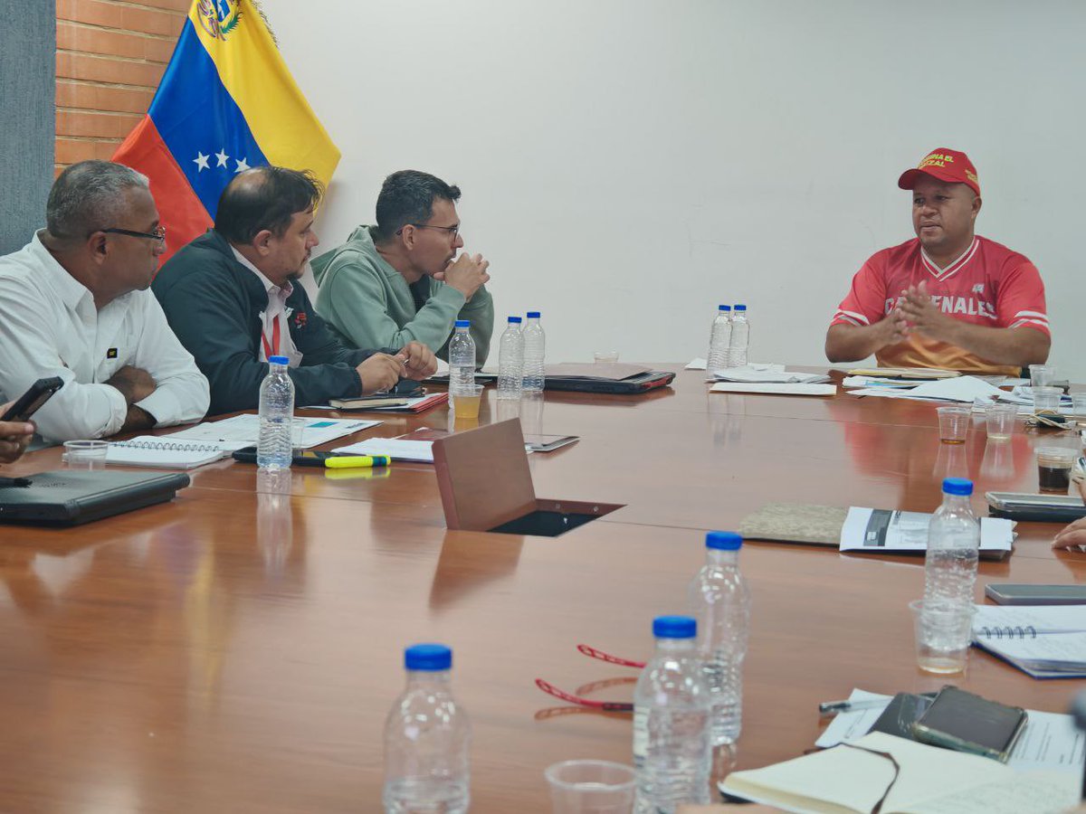 #Entérate📢 El ministro de #MinComunas, <a href="/AngelPComuna/">Comunero Angel Prado</a>, estableció una ruta de despliegue nacional en la que sus viceministros, directores y presidentes de entes adscritos ejecutarán una agenda de trabajo junto a diferentes Comunas en 15 estados del país: Anzoátegui, Barinas,
