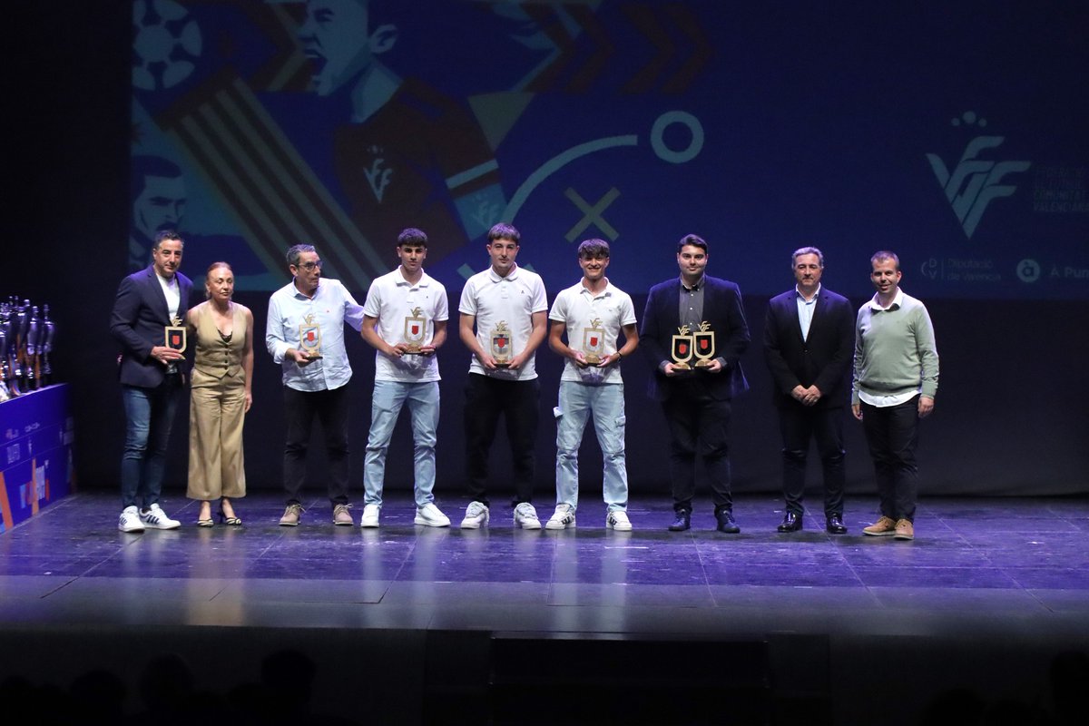 CanteraGrogueta's tweet photo. ¡Una gran cantidad de canteranos del Villarreal CF e internacionales con las categorías inferiores de la @sefutbol fueron homenajeados en la Gala @FFCV_info 2023/24 https://t.co/vfLNacG0LF