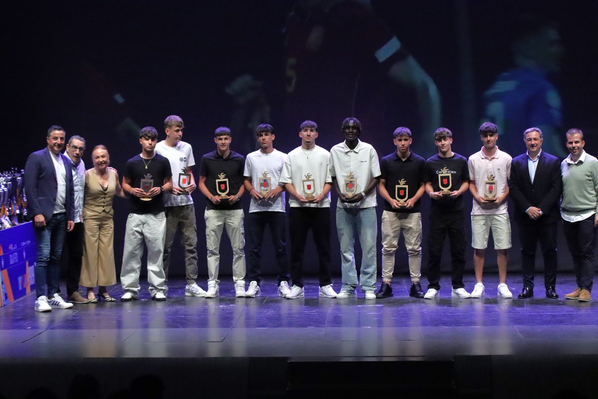 CanteraGrogueta's tweet photo. ¡Una gran cantidad de canteranos del Villarreal CF e internacionales con las categorías inferiores de la @sefutbol fueron homenajeados en la Gala @FFCV_info 2023/24 https://t.co/vfLNacG0LF